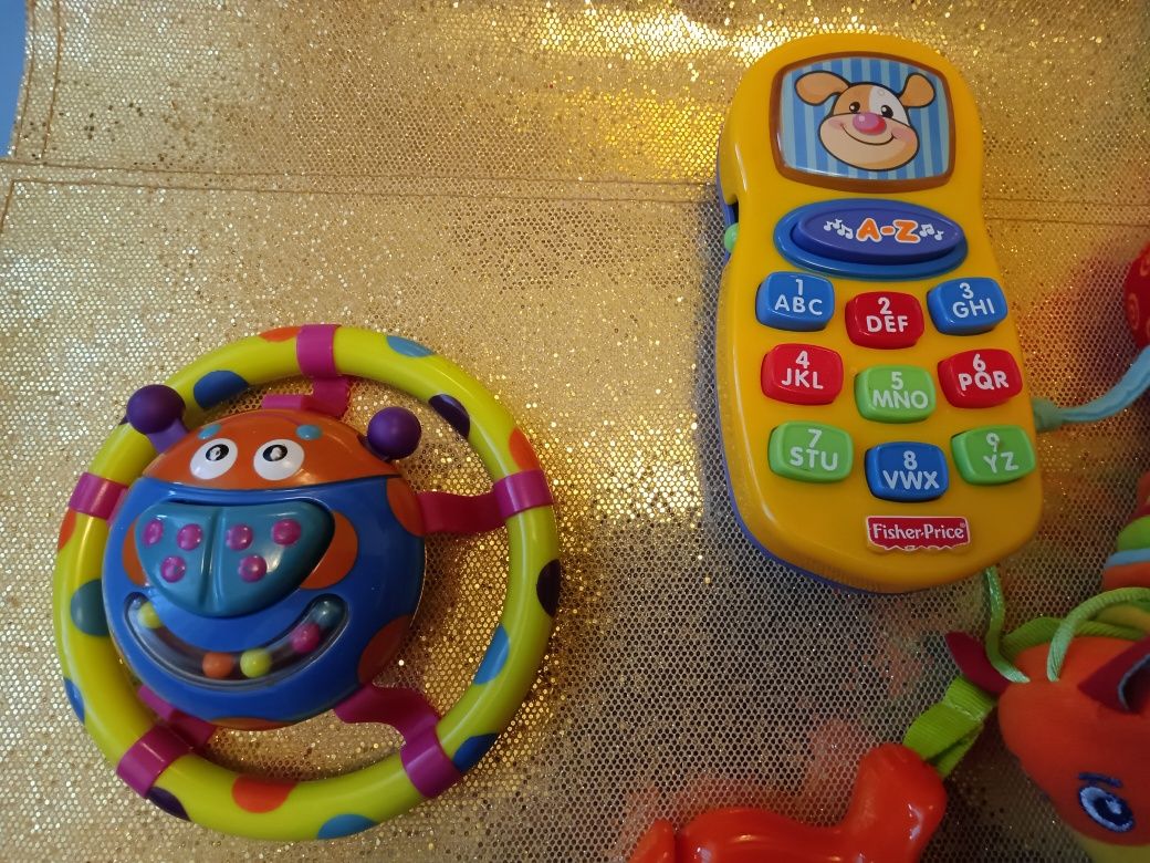 3 Zabawki wibrująca zawieszka grzechotka Tinylove telefon Fisher price