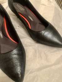 Scarpin / sapatos de salto cor preta