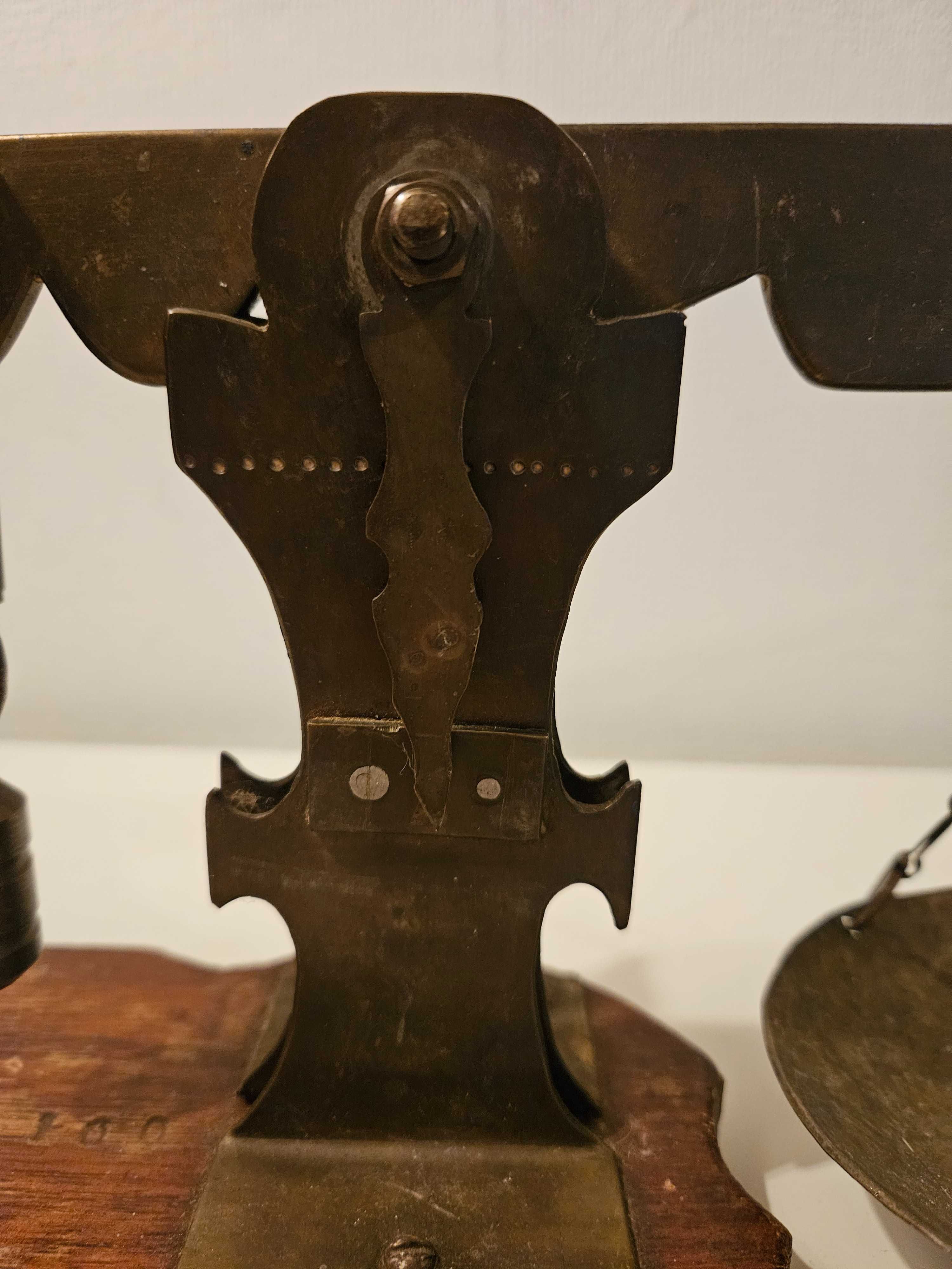 Stara oryginalna mosiężna waga wahadłowa na drewnianej podstawie