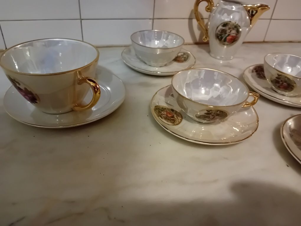 Conjunto de Chávenas e Leiteira em Porcelana CF Viana