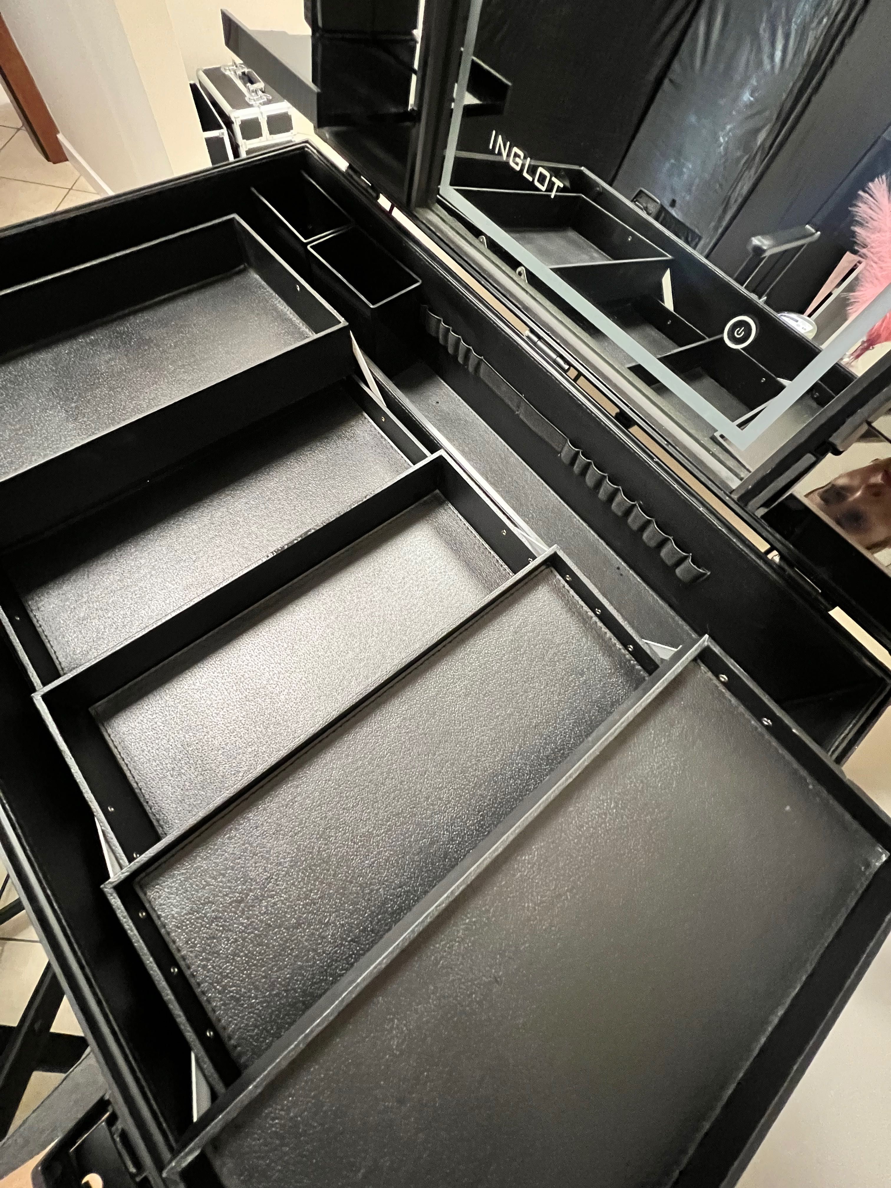Sprzedam toaletkę Inglot
