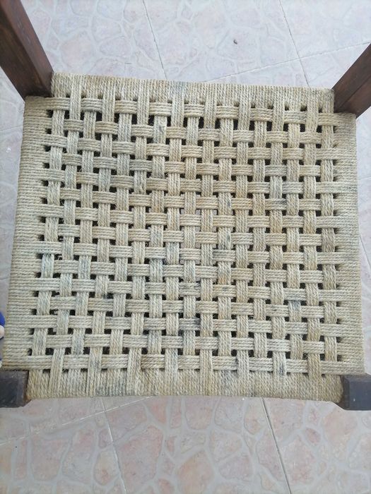 Cadeira antiga de madeira e corda