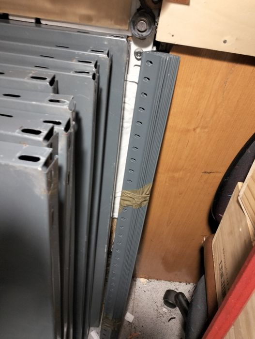 Estante com 10 prateleiras de metal cinza com os perfis / perfil / Pos