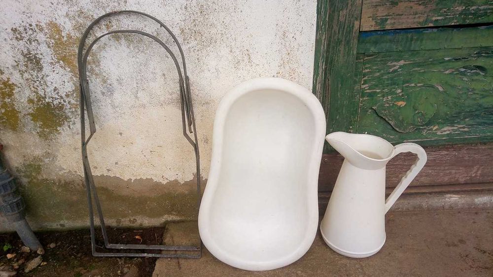 Bidé antigo com jarro portátil