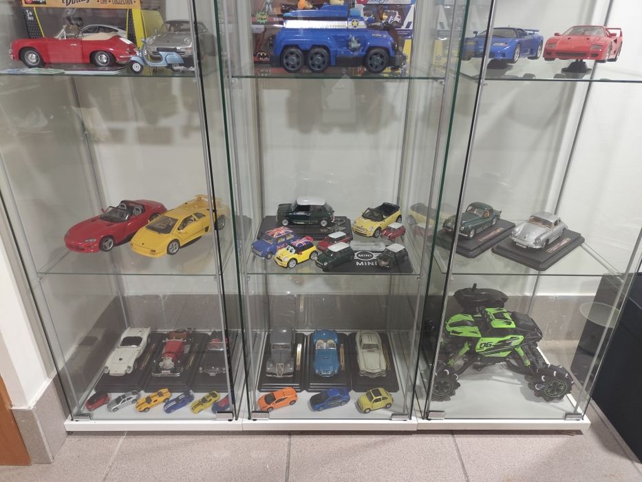 Miniaturas com 3 vitrines - Só vendo o conjunto