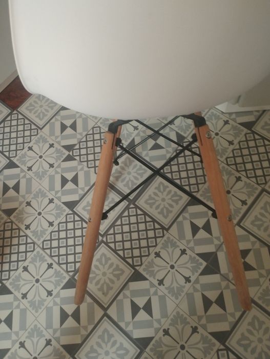 Białe plastikowe krzesło