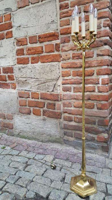 Piękna mosiężna lampa podłogowa