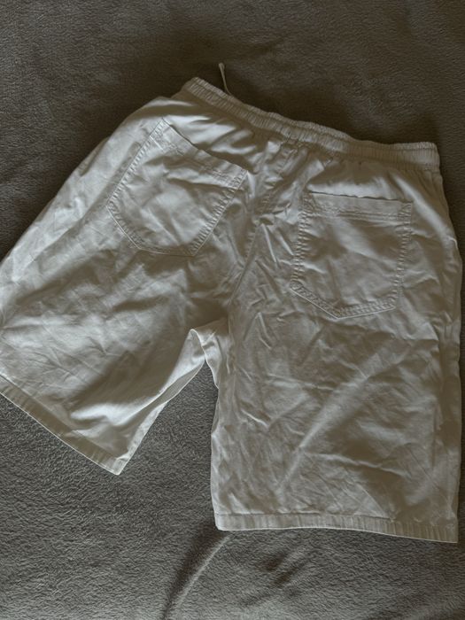 Білі довгі шорти