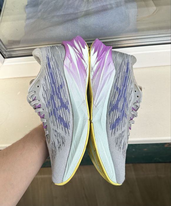 Оригінальні кросівки Asics Novablast 3 асікс 40,5 розмір 26см дитячі