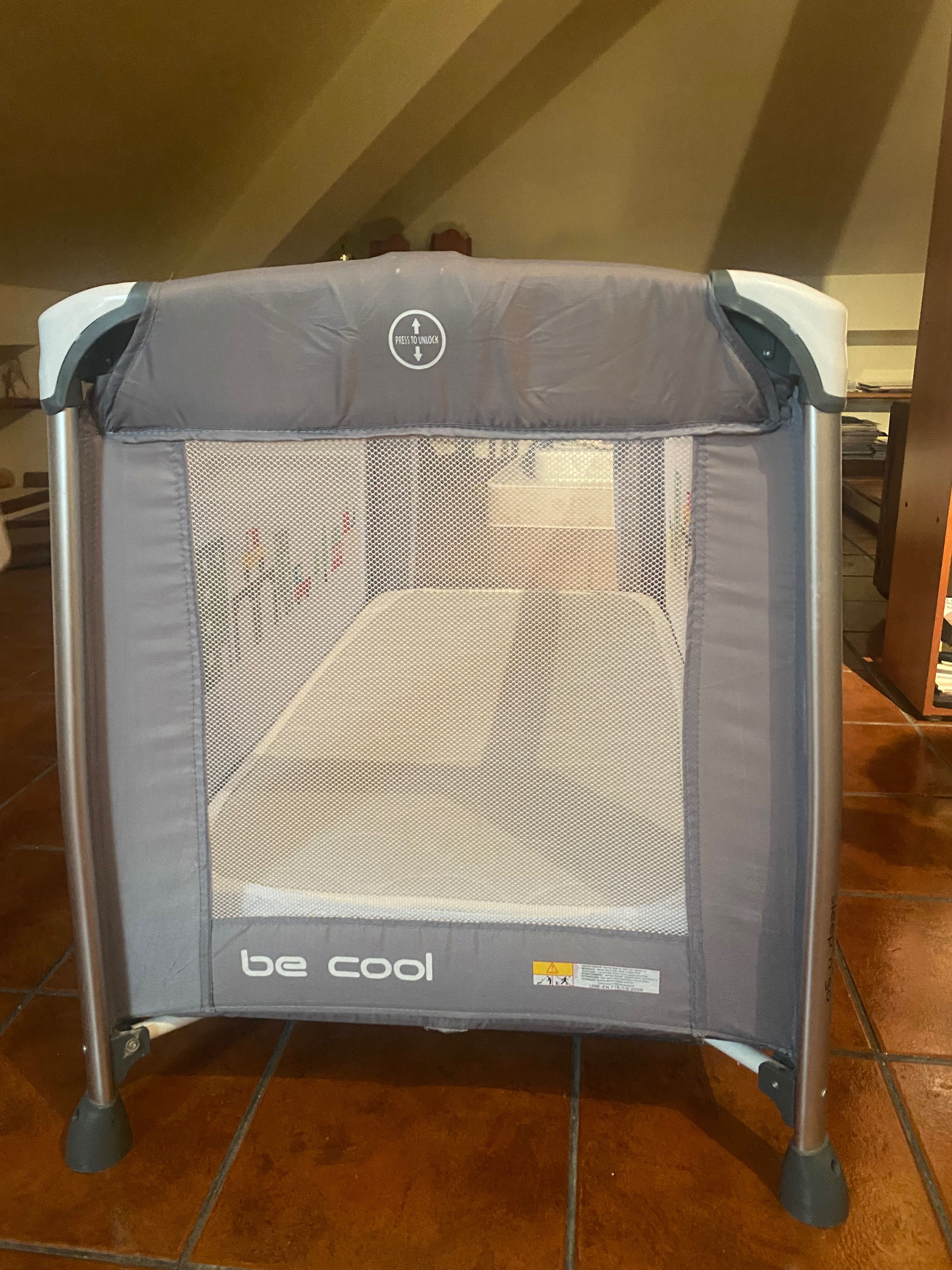 Cama de viagem e colchão