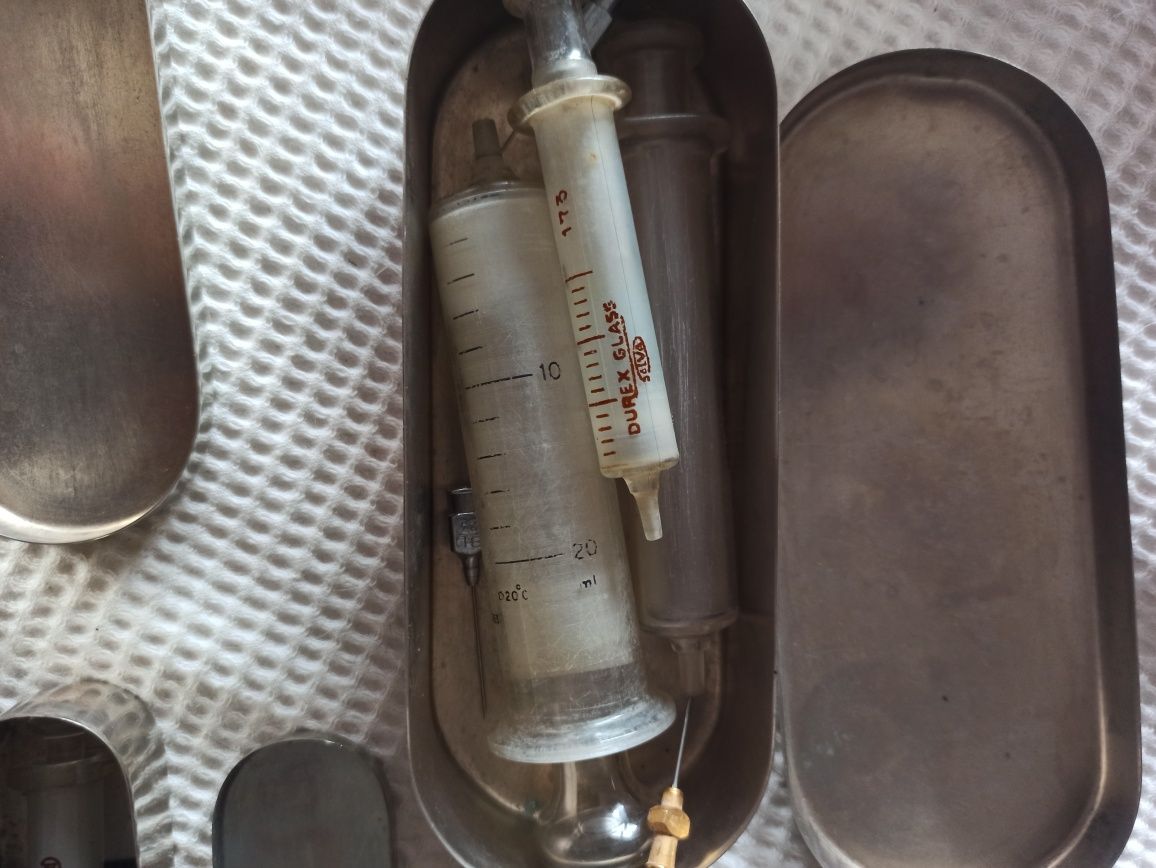 Antigas seringas vidro e caixas