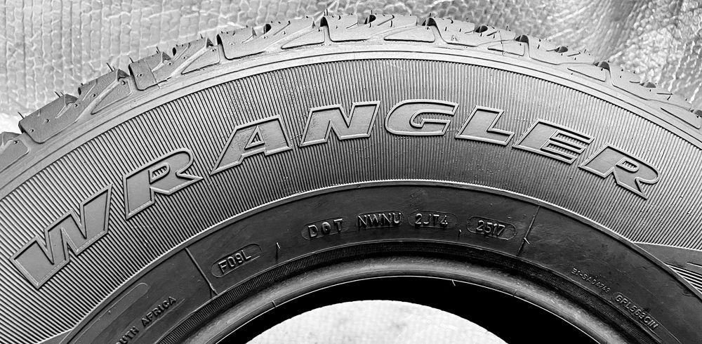 Шини Б/в 255.70.15с одна шт Goodyear