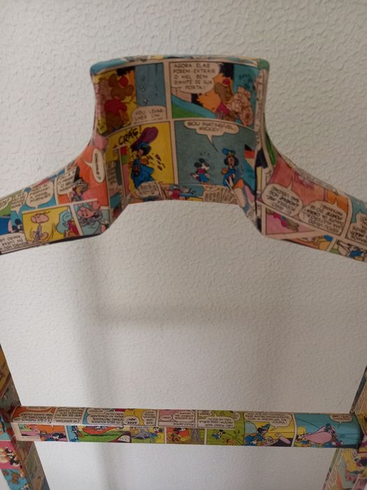 Cabide antigo forrado com banda desnhada