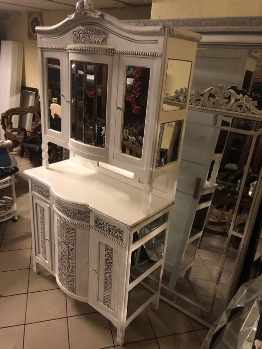 Kredens  biały lustro kryształki. Po renowacji