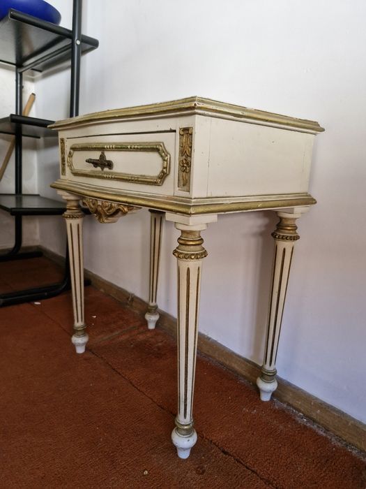 Mesa de cabeceira lacada