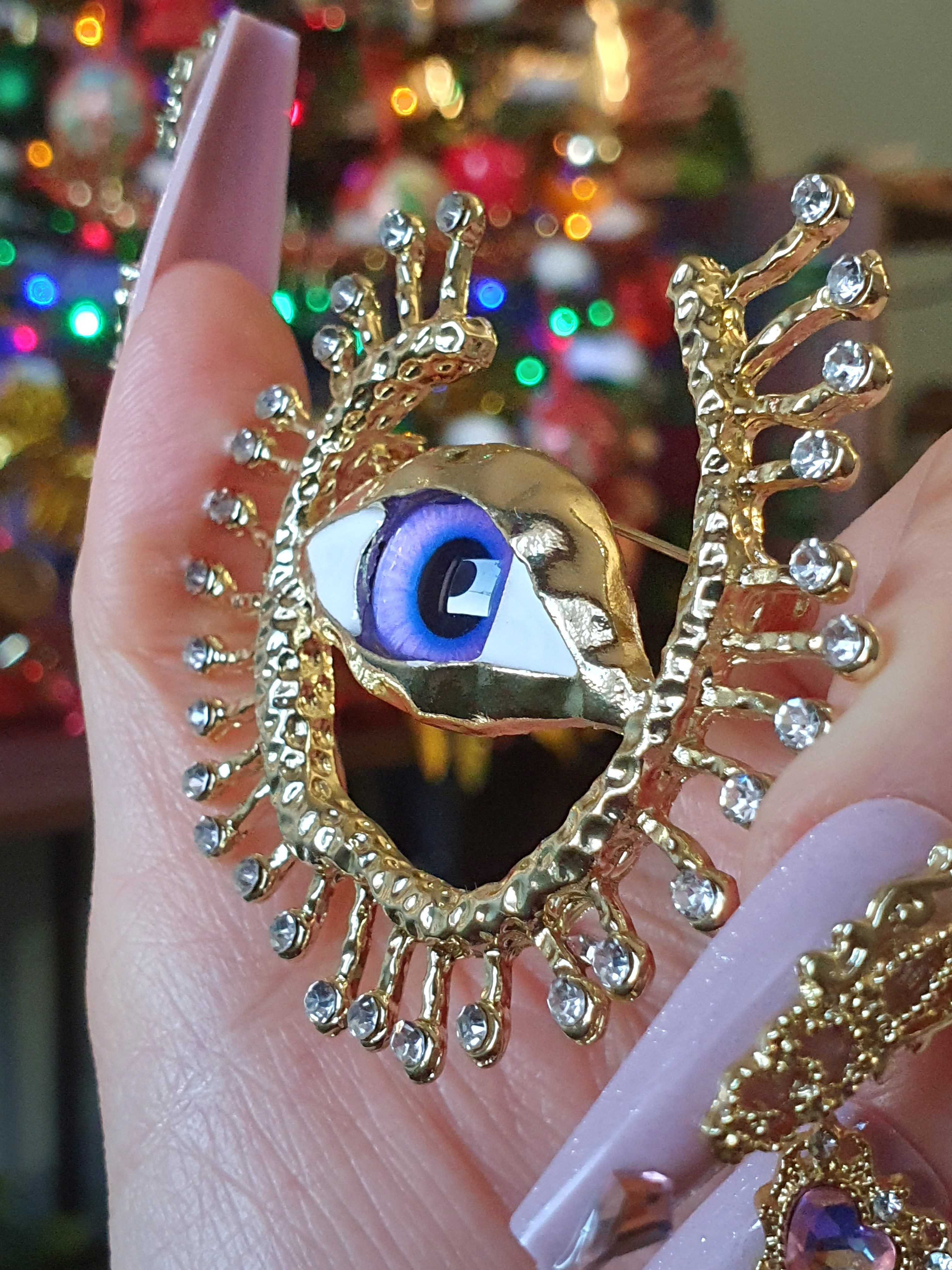 Broche pregadeira alfinete surrealista olho roxo violeta lilás dourado