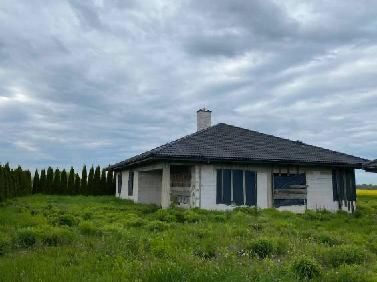 Wolnostojacy dom z budynkiem gospodarczym