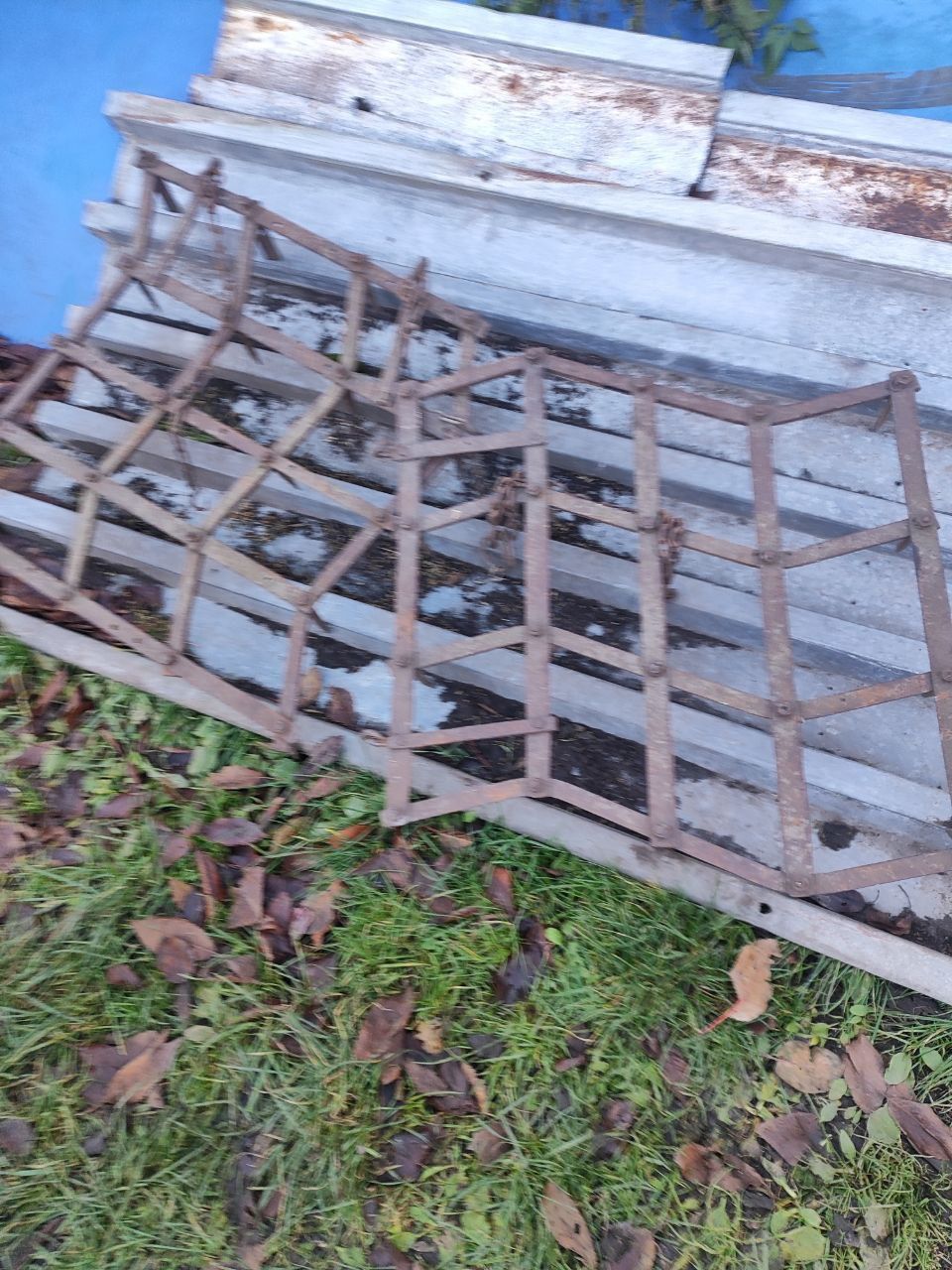 Трактор з плугом і культиватором