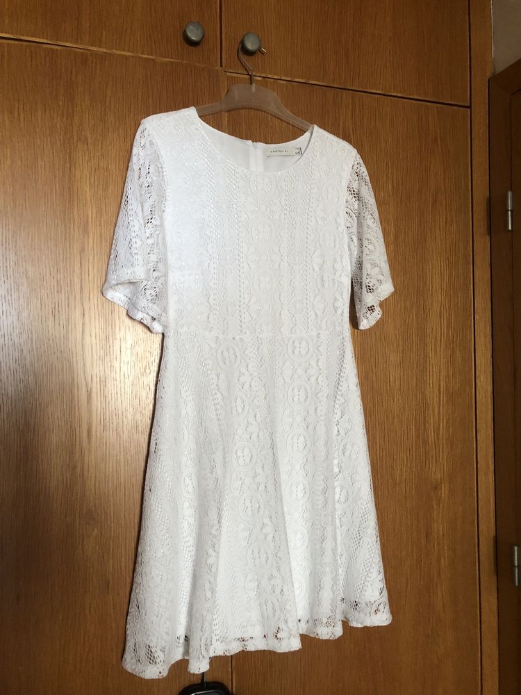 Vestido branco com renda Cortefiel