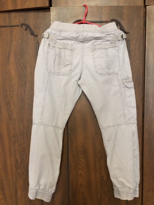 Стильные брюбрюкидля девочки серого цвета на 10-11 лет.