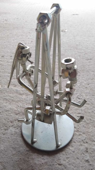 Figurka metalowa ze śrubek