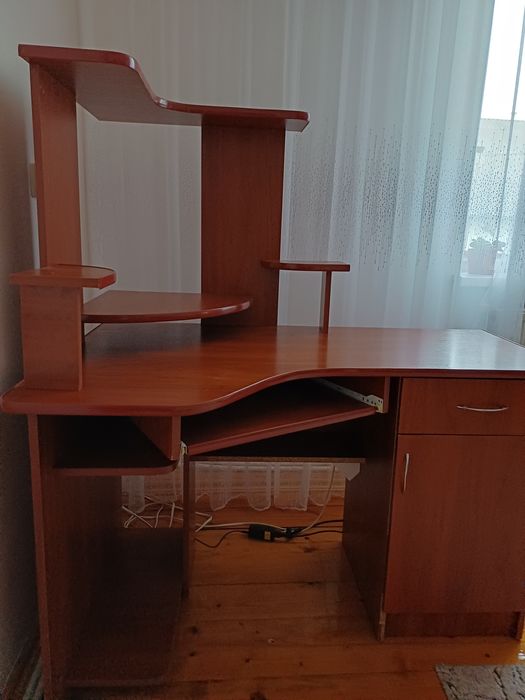 Комп'ютерний стіл