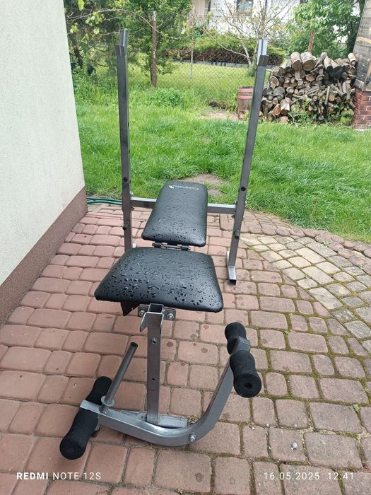 Ławeczka treningowa razem z maszyną na nogi