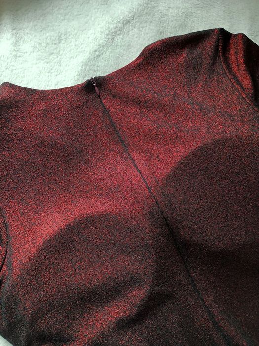 Błyszcząca sukienka do kolan.