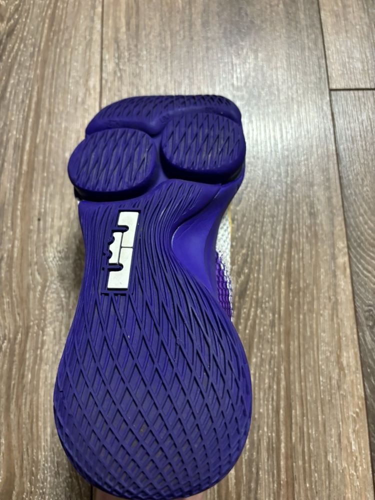 Оригінальні кросівки Nike LeBrom. Розмір US 6 / EUR 38.5 / cm 24