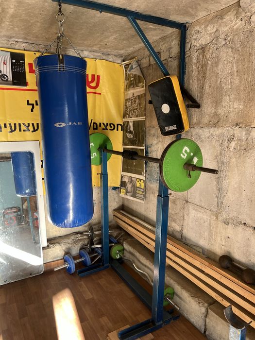 Тренажер, штанга, мішок для боксу