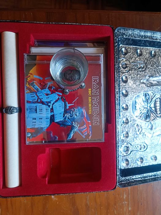 Caixa de Colecionador Iron Maiden, com 3 CD's