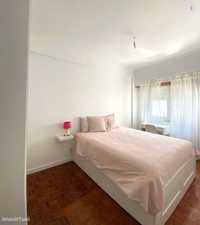 648704 - Confortável quarto com cama de casal em apartamento com 2...
