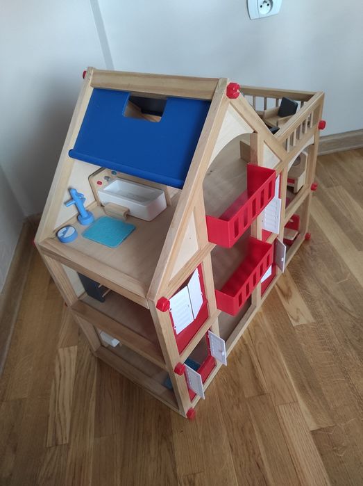 Domek drewniany dla lalek z mebelkami