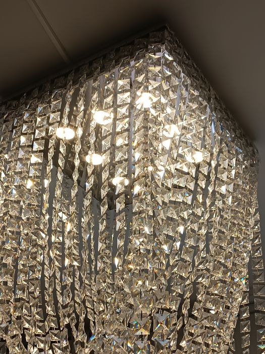 Candeeiro de Teto Contemporâneo em Cristal – Design Escultural e Sofis