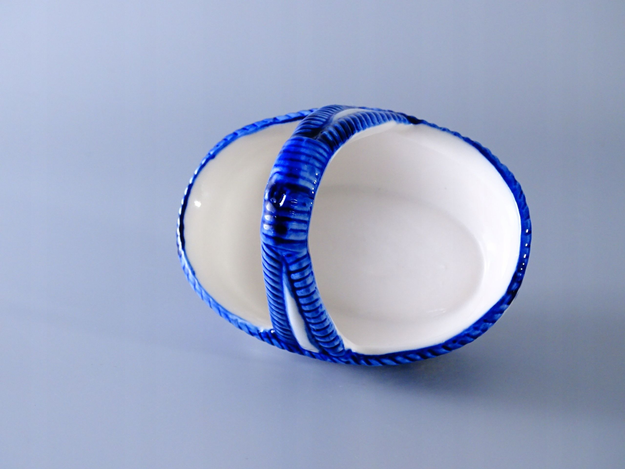 porcelanowy koszyk stylu delft wiatrak