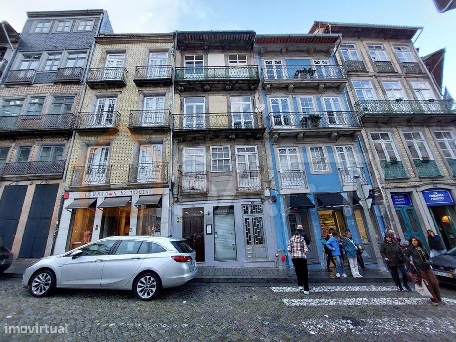 Edifício situado na zona Nobre do Porto - Perto do Palácio da Bolsa...