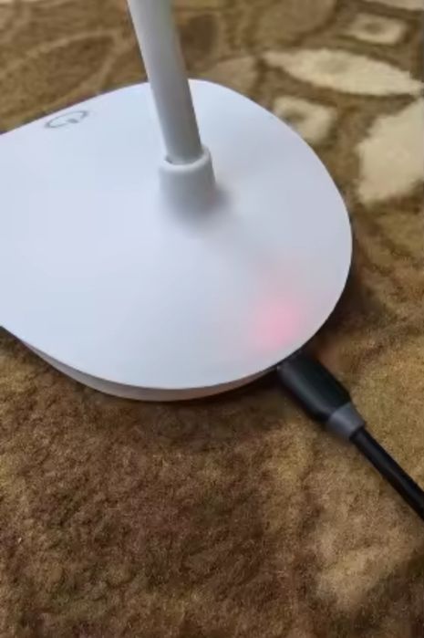 Пропоную ергономічну настільну світлодіодну лампу