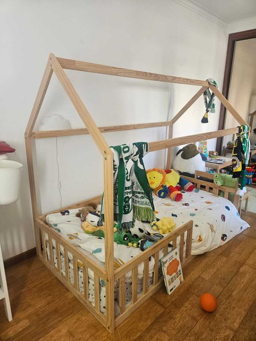 Cama de criança com dossel