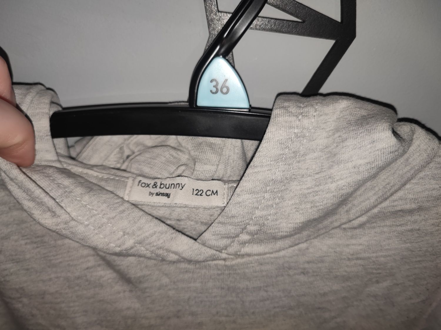 Bluza z kapturem z cekinowym zdobieniem Sinsay 122