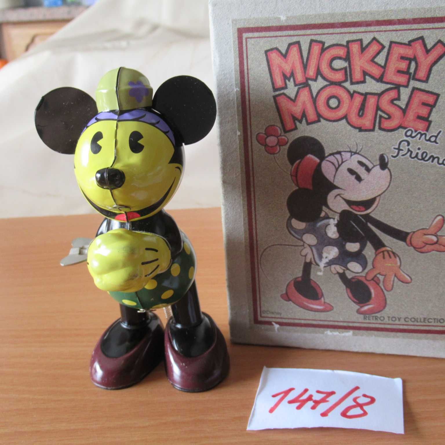 147/8) Mickey Mouse em folha de chapa c/corda e caixa