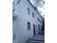 Viva junto ao Castelo: Casa de 3 pisos totalmente renovada
