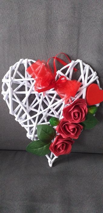 Białe serca wiklinowe