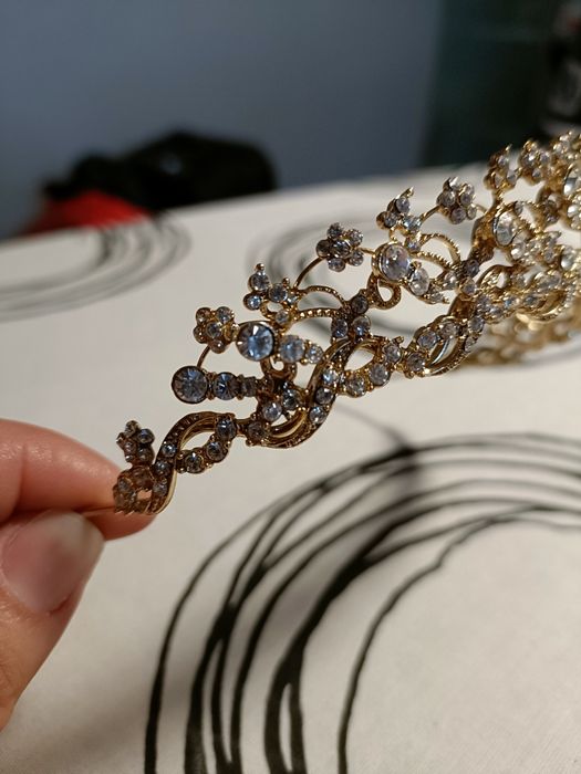 Tiara dourada casamento