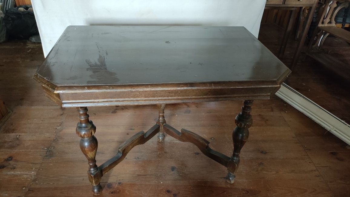 Mesa em madeira para encontrar a parede