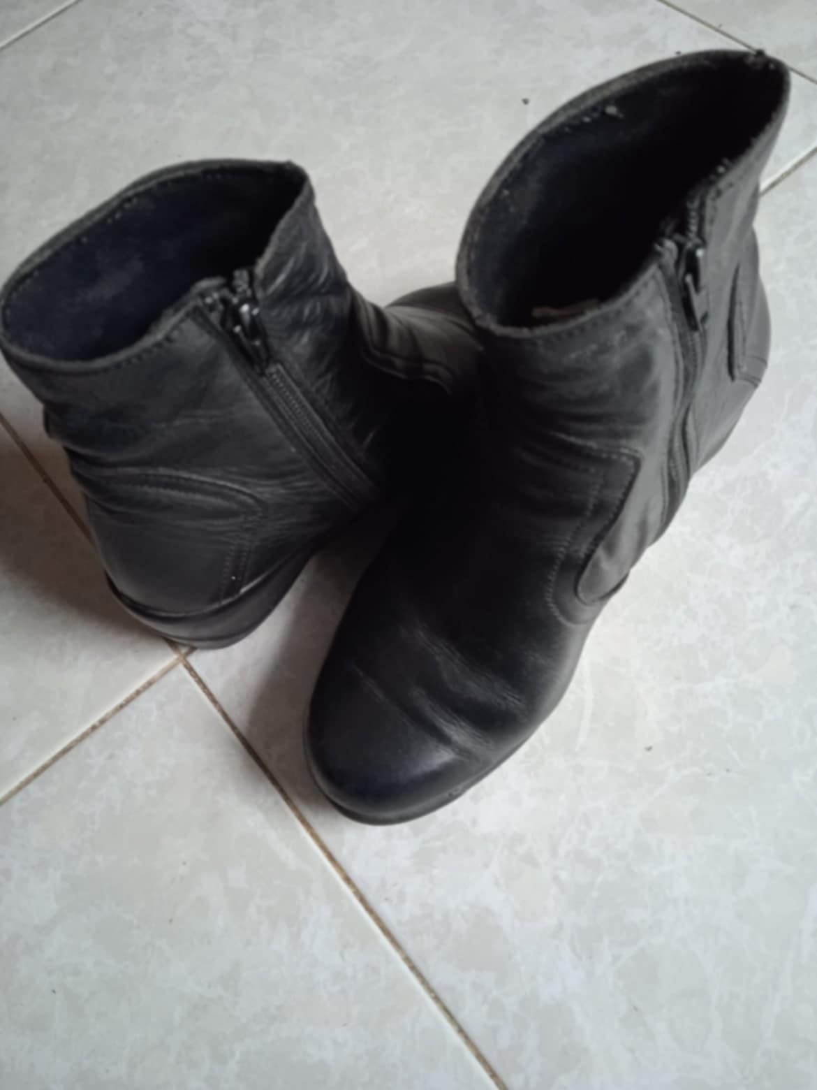 Vendo botas usadas poucas vezes, em pele.