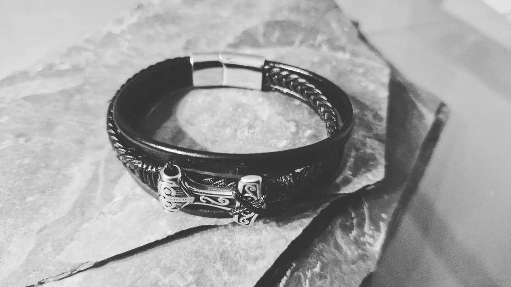 Pulseira bracelet homem viking odin thor runas masculina couro e aço