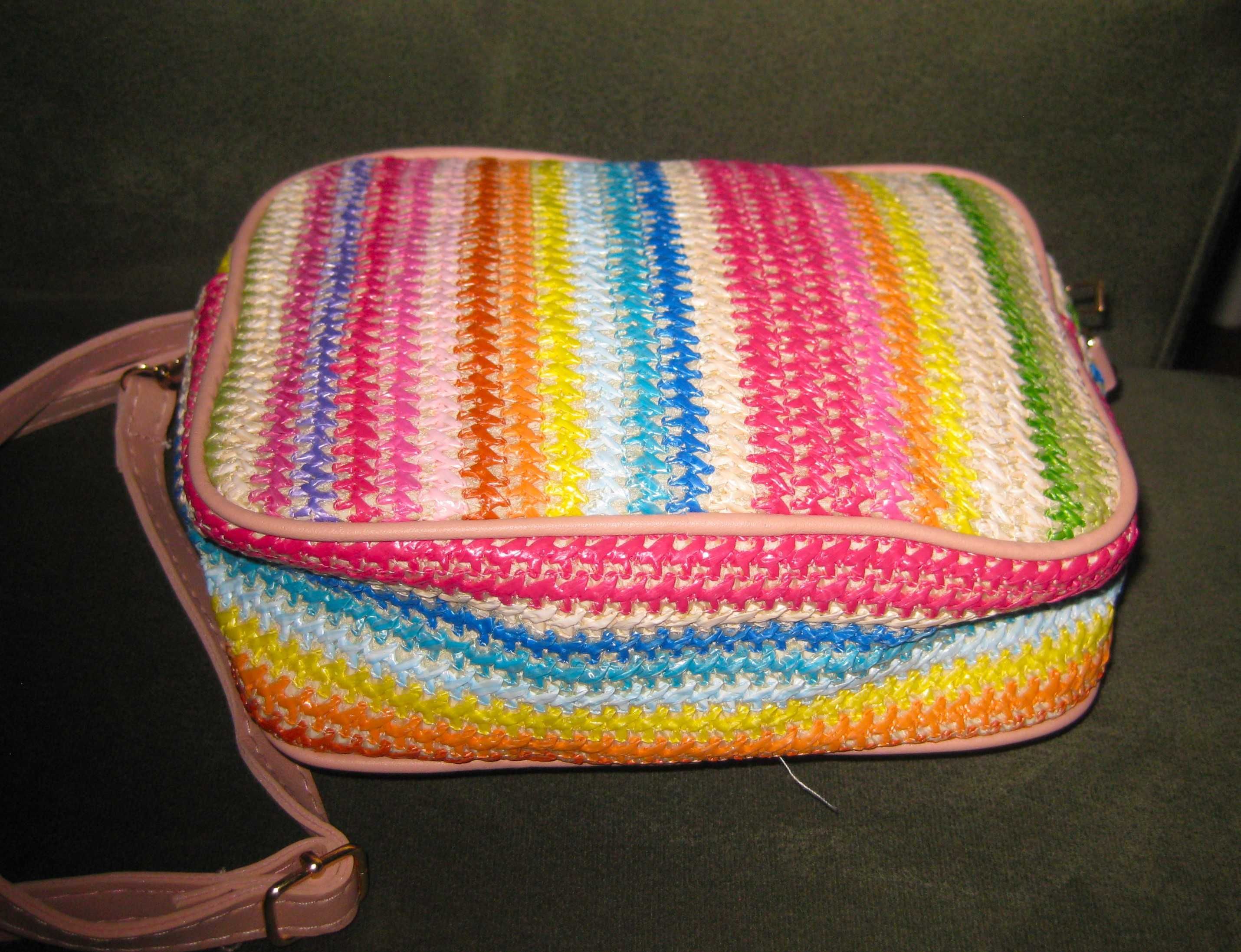 Bolsa Feminina com Alça - Design com Riscas Coloridas
