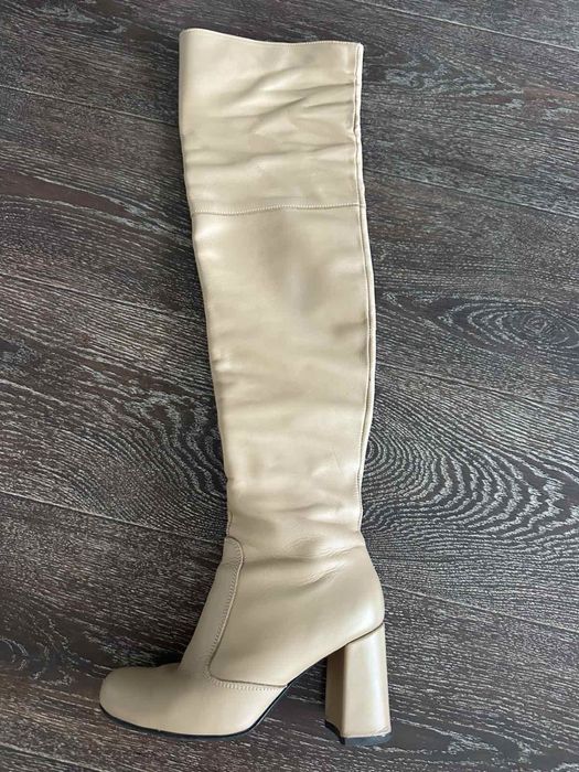 Ботфорти шкіряні.Дуже гарного бежевого кольору.