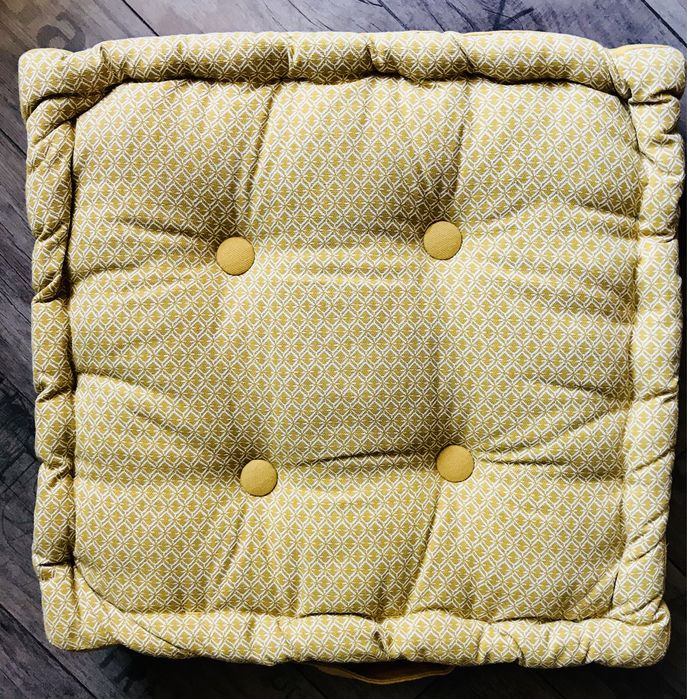 Poduszka do siedzenia z uchwytem w kolorze ochry 40x40x8