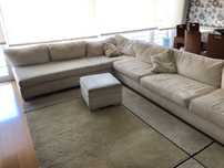 Sofá extra grande em creme com chaise long e dois puffs de oferta